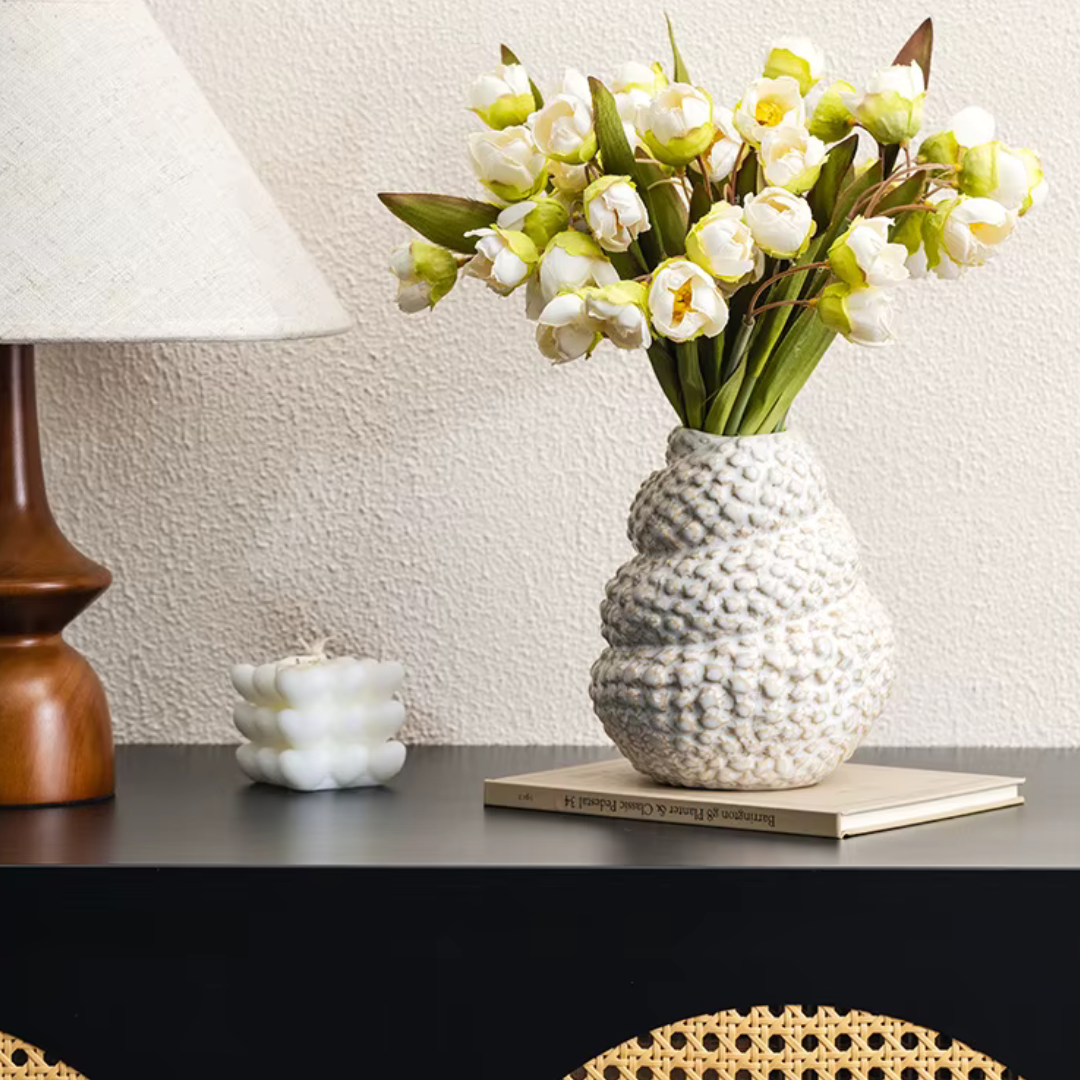 Vaso de Cerâmica com Textura e Formato de Concha