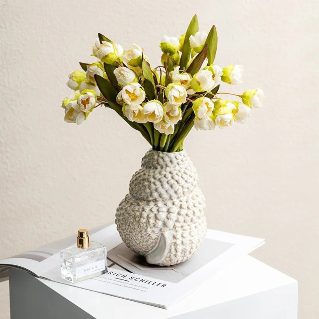 Vaso de Cerâmica com Textura e Formato de Concha